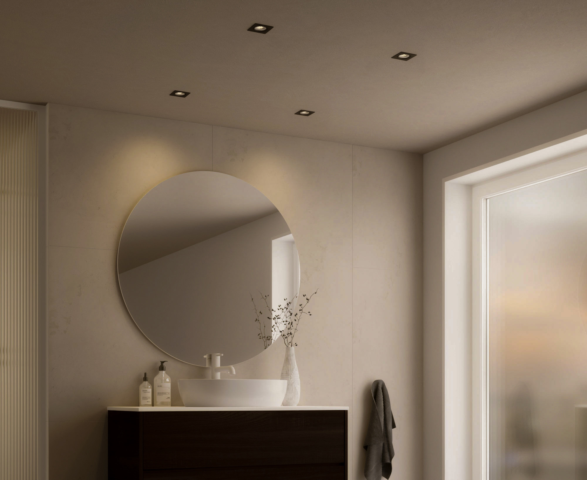 Quadratische LED Einbaustrahler im Badezimmer an der Decke fuer gleichmaessige Beleuchtung