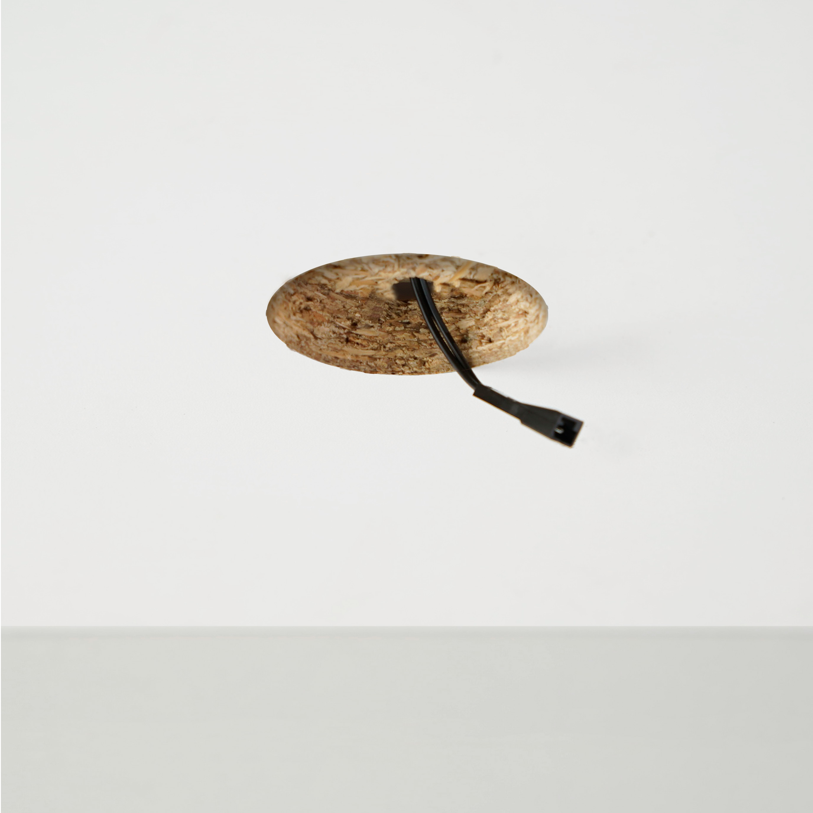 Stromkabel aus Deckenloch fuer den Anschluss eines LED Einbaustrahlers