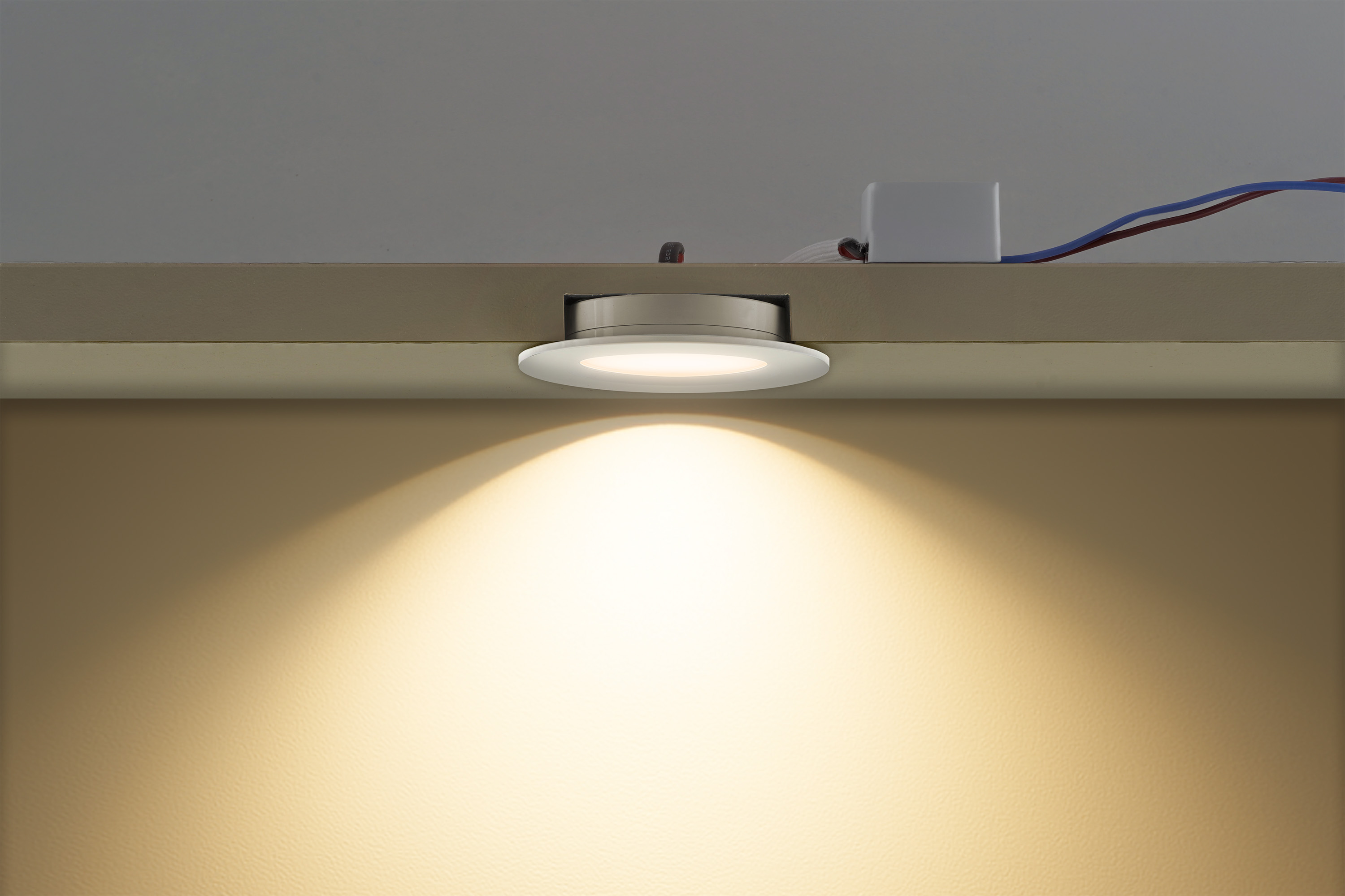 Mini LED Einbaustrahler mit sehr geringer Einbautiefe und gerichtetem Lichtkegel