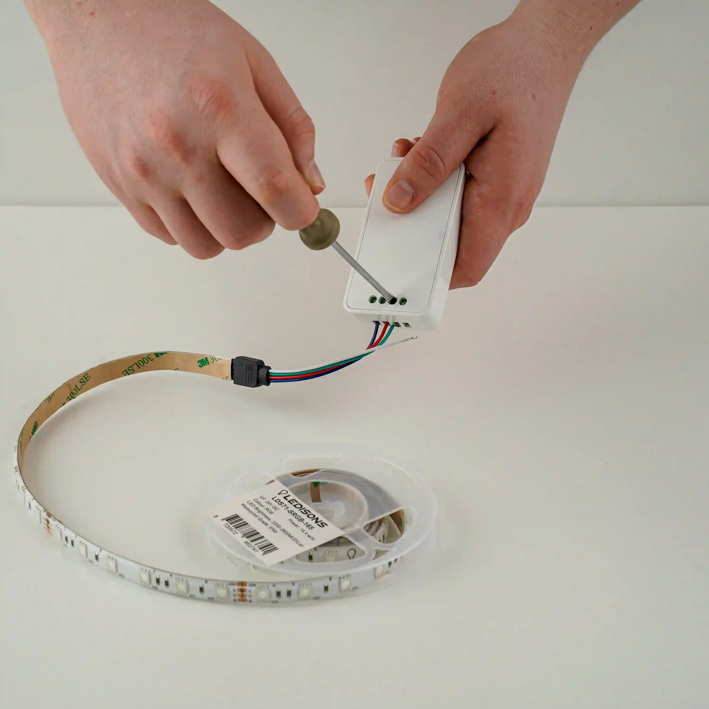 LED-Streifen mit Controller und Netzteil verbinden fuer einfache Steuerung von LED Beleuchtung