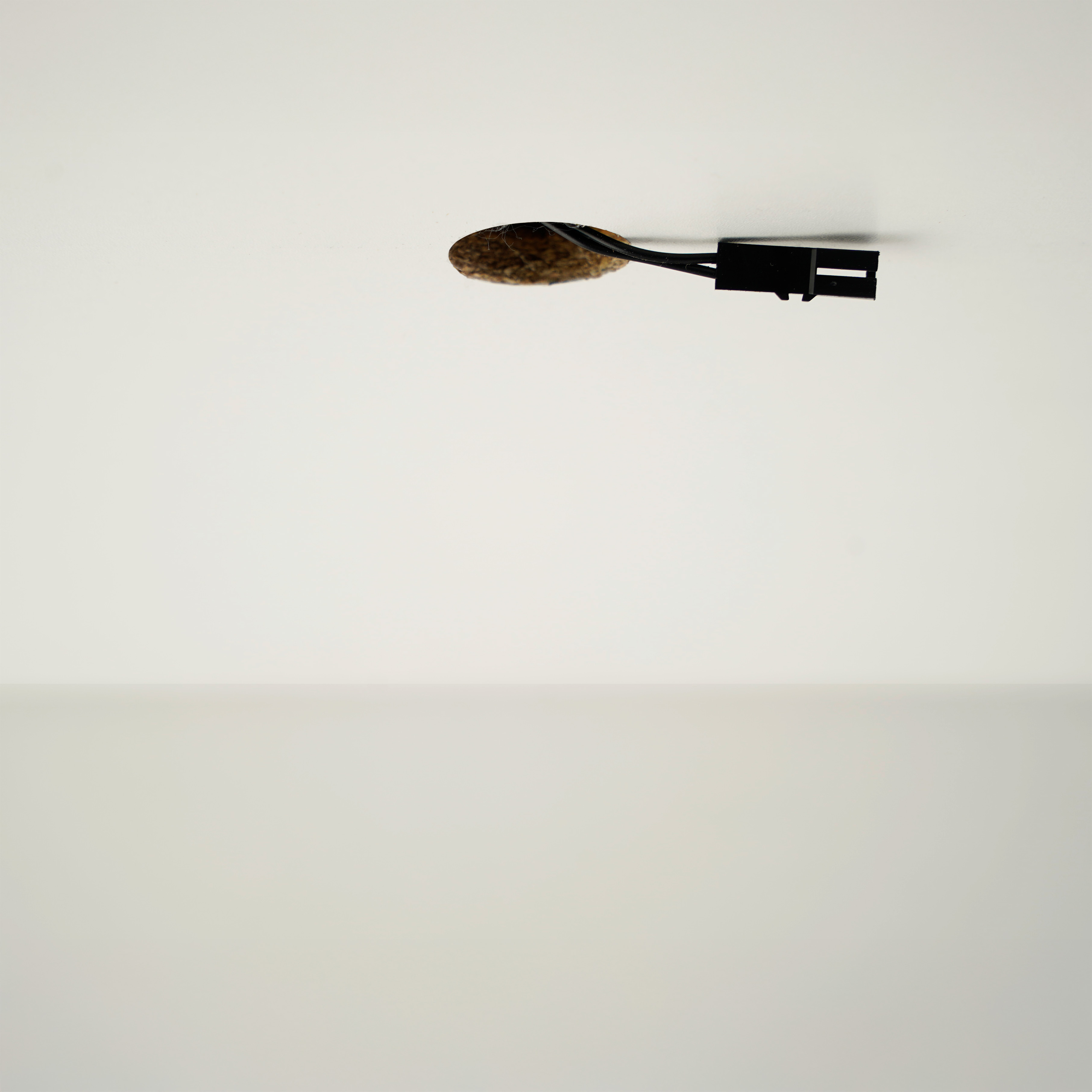 Elektrische Verkabelung aus Deckenloch fuer den Anschluss eines Mini LED Einbaustrahlers