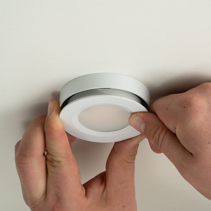 LED Aufbauleuchte wird in das Gehaeuse geklickt um die Leuchte sicher zu befestigen