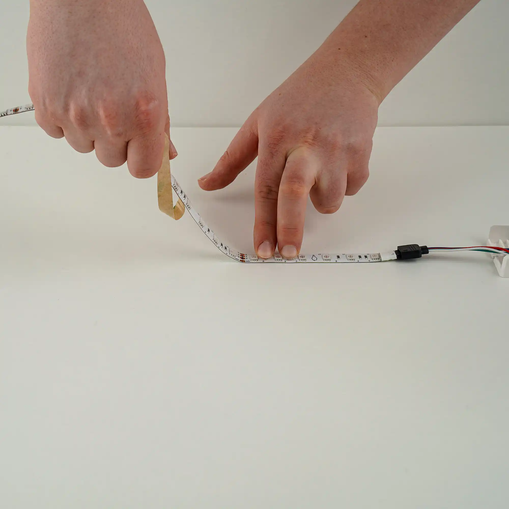 LED-Streifen befestigen mit selbstklebender Rueckseite fuer schnelle und einfache Montage