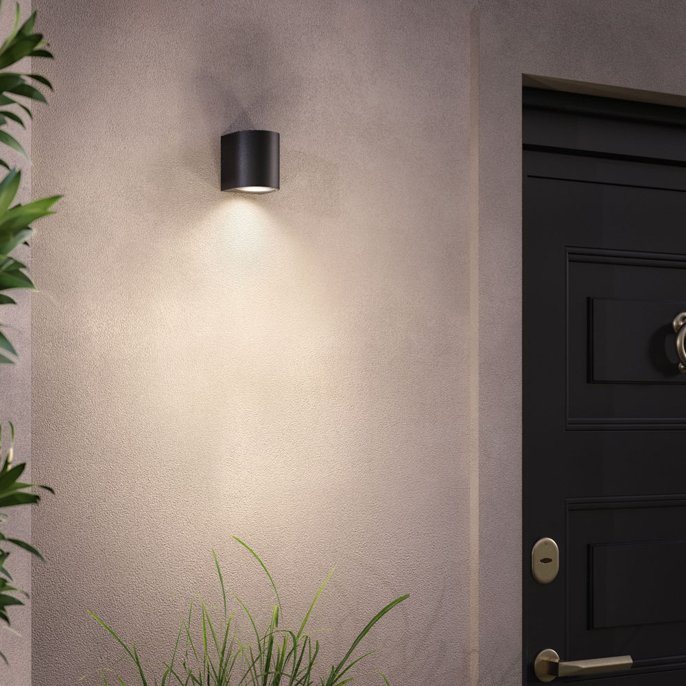 Outdoor_Wall_Scene_1_Piove-Short-Black.jpg, wandlamp, buitenlamp, muurverlichting, spotlamp, zwart