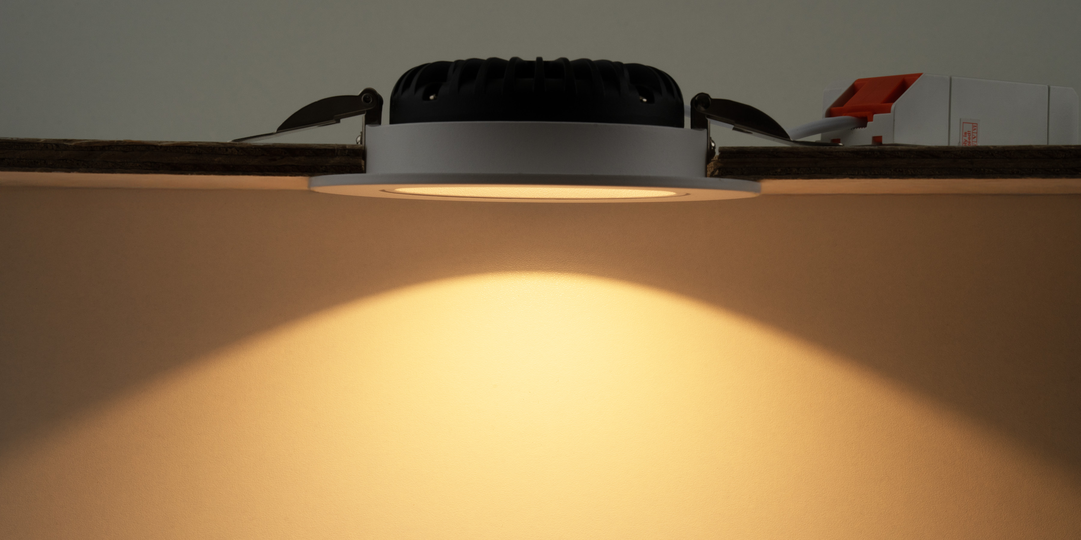 Grosser weisser LED Einbaustrahler mit geringer Einbautiefe und breitem Lichtkegel