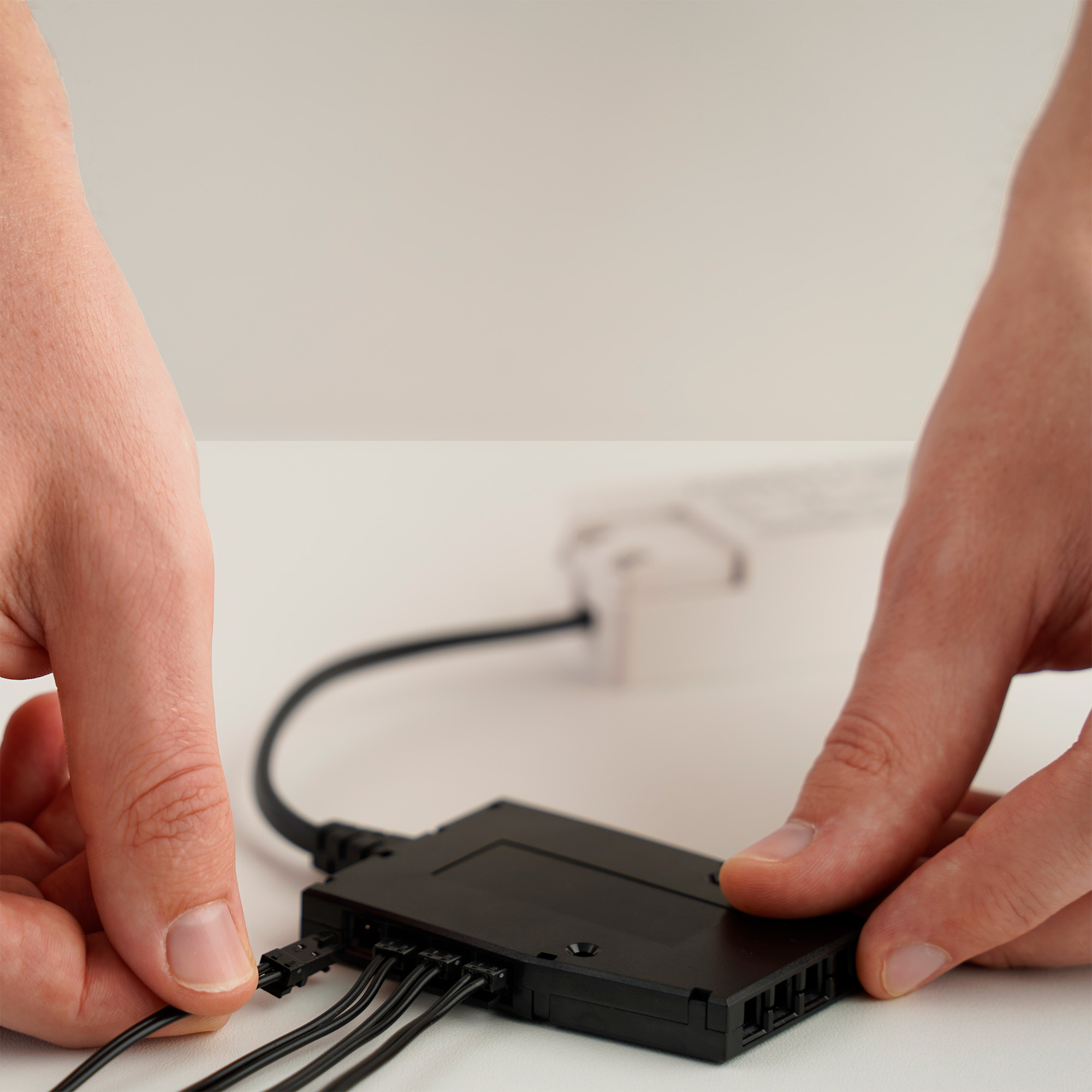 Mehrere Mini LED Einbaustrahler werden an einen Controller angeschlossen fuer gemeinsame Steuerung