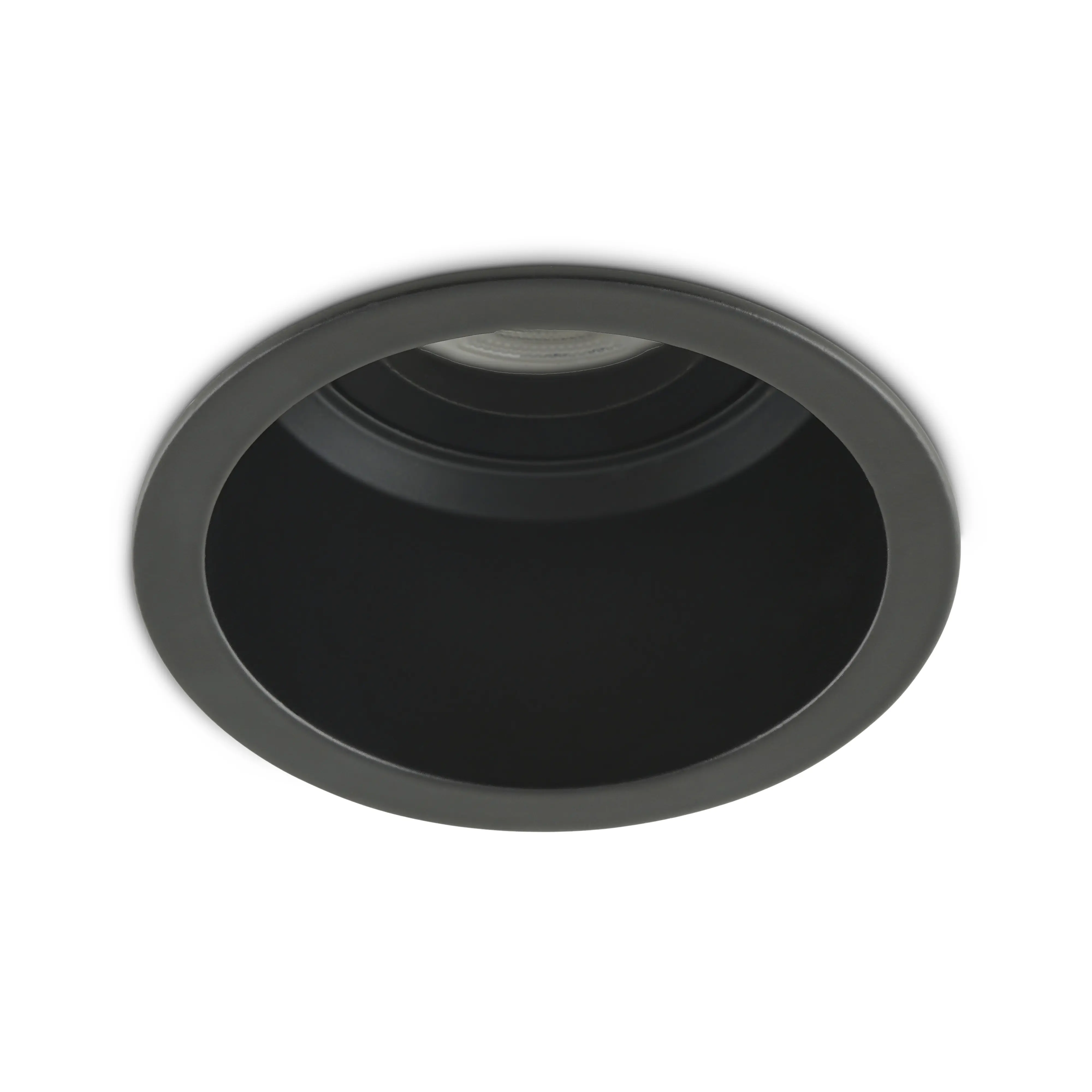 Schwarze tief eingelassene Einbauleuchte fuer GU10 Lampen mit ruhiger, edler Optik in einer modernen Decke.