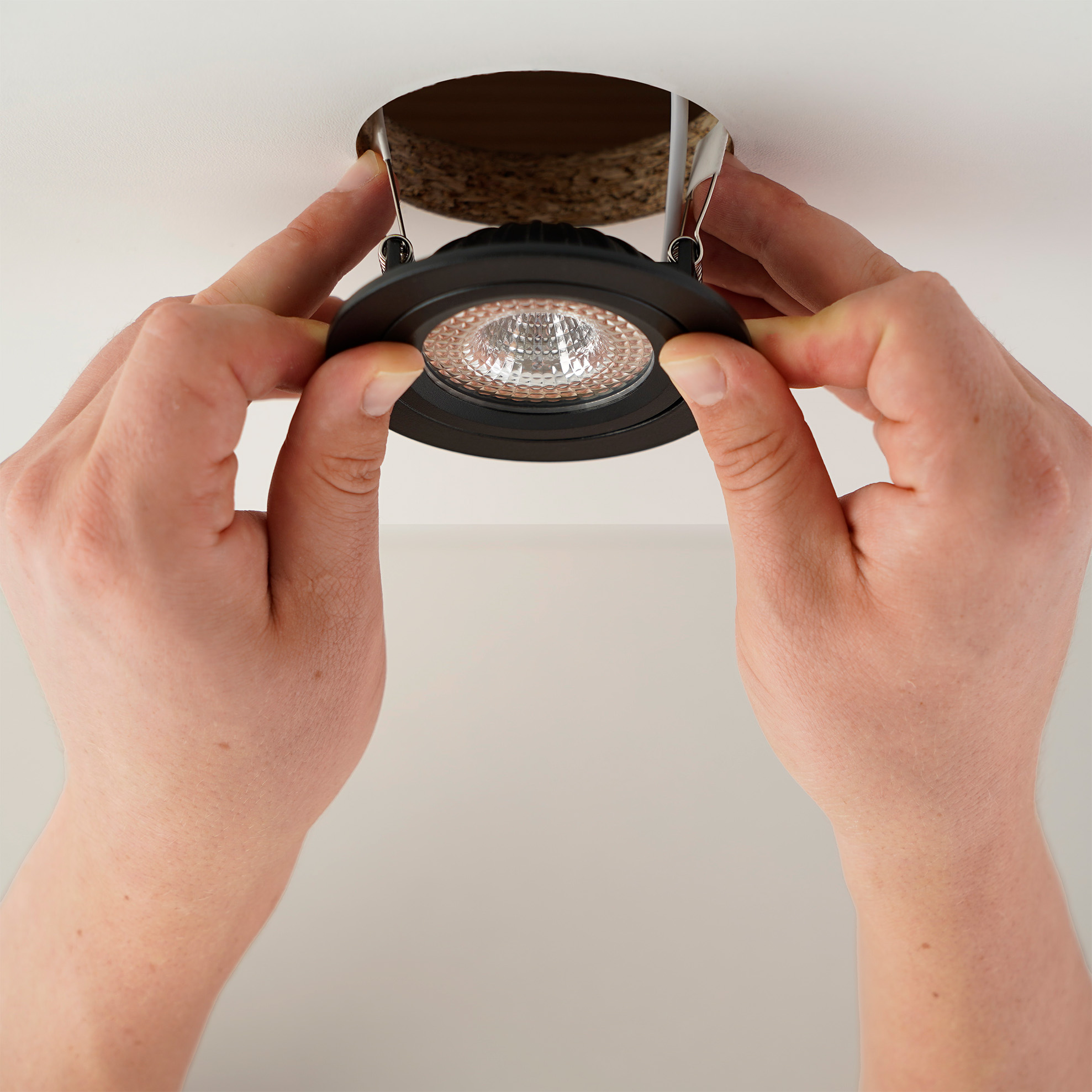 Schwenkbarer LED Einbaustrahler wird in die Decke eingesetzt fuer flexible Ausrichtung des Lichts