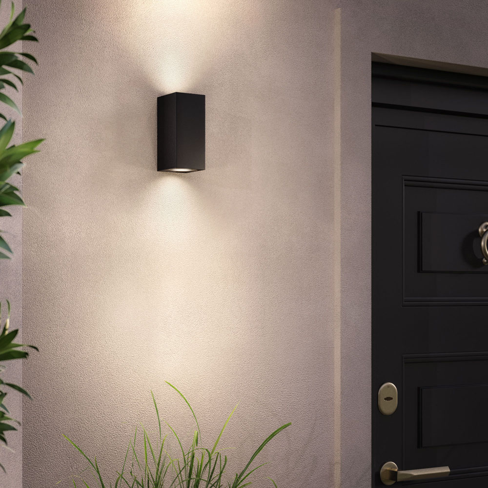 Outdoor_Wall_Scene_1_Lido-Long-Black.jpg, wandlamp, buitenlamp, muurverlichting, donker/grijs, opvallend licht