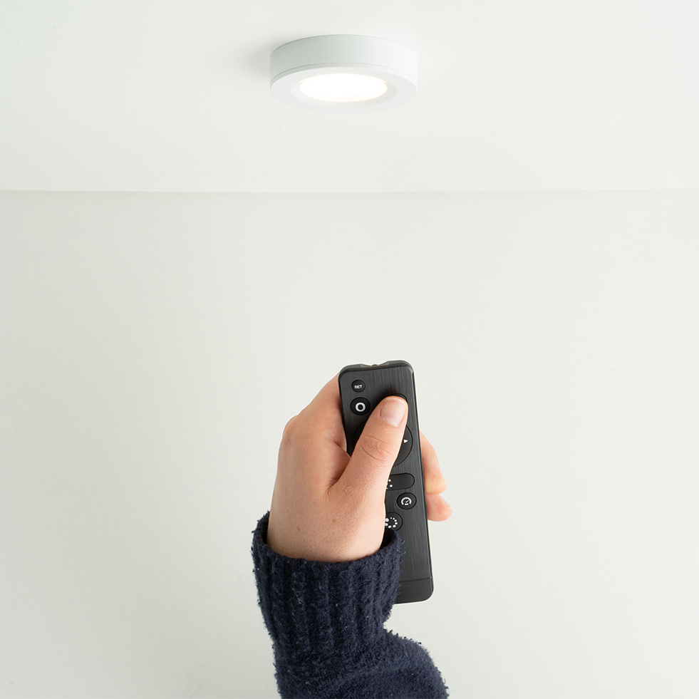 LED Aufbauleuchte an der Decke mit Fernbedienung steuern fuer komfortables Ein und Ausschalten