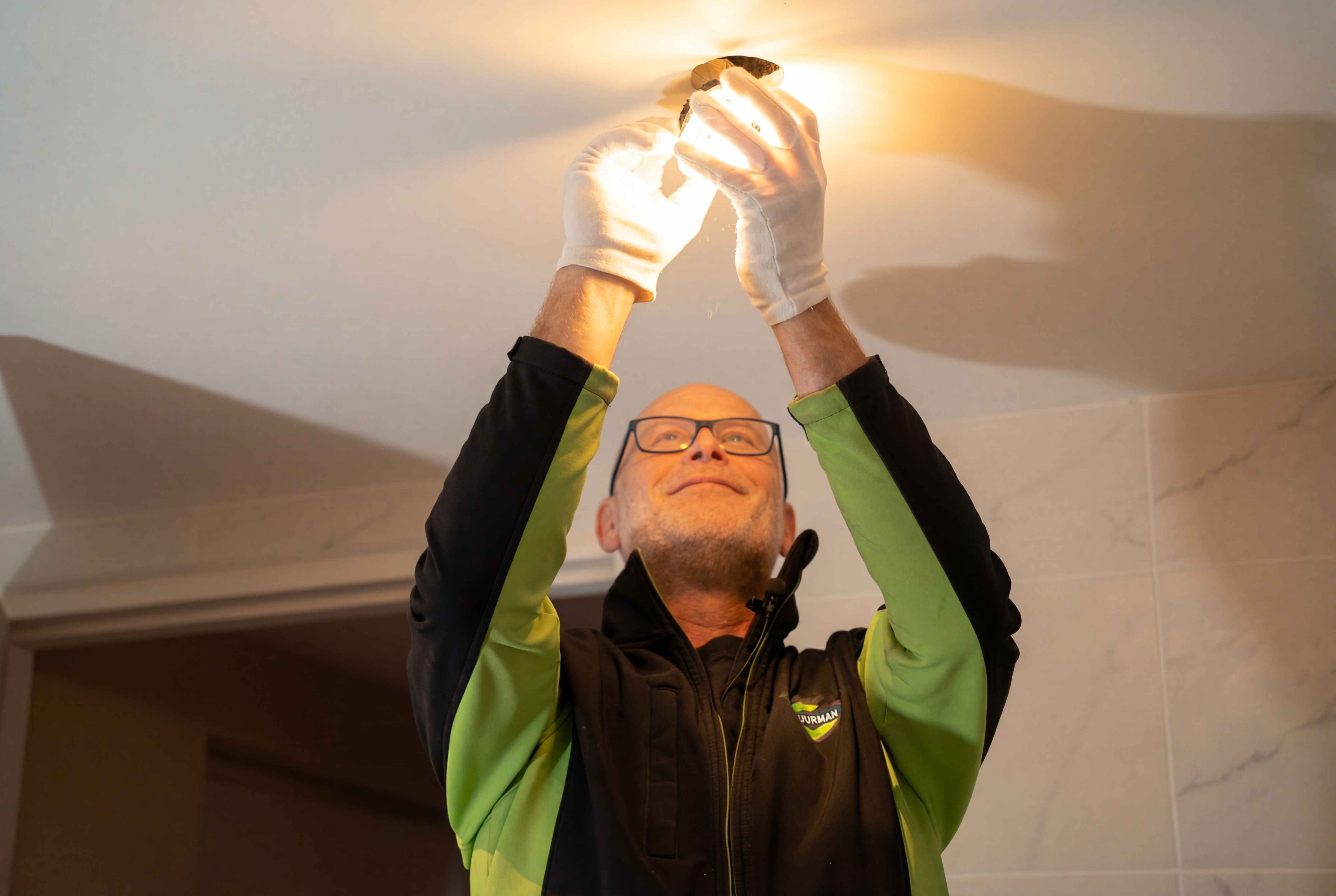 Wie installiere ich einen LED-Einbaustrahler?