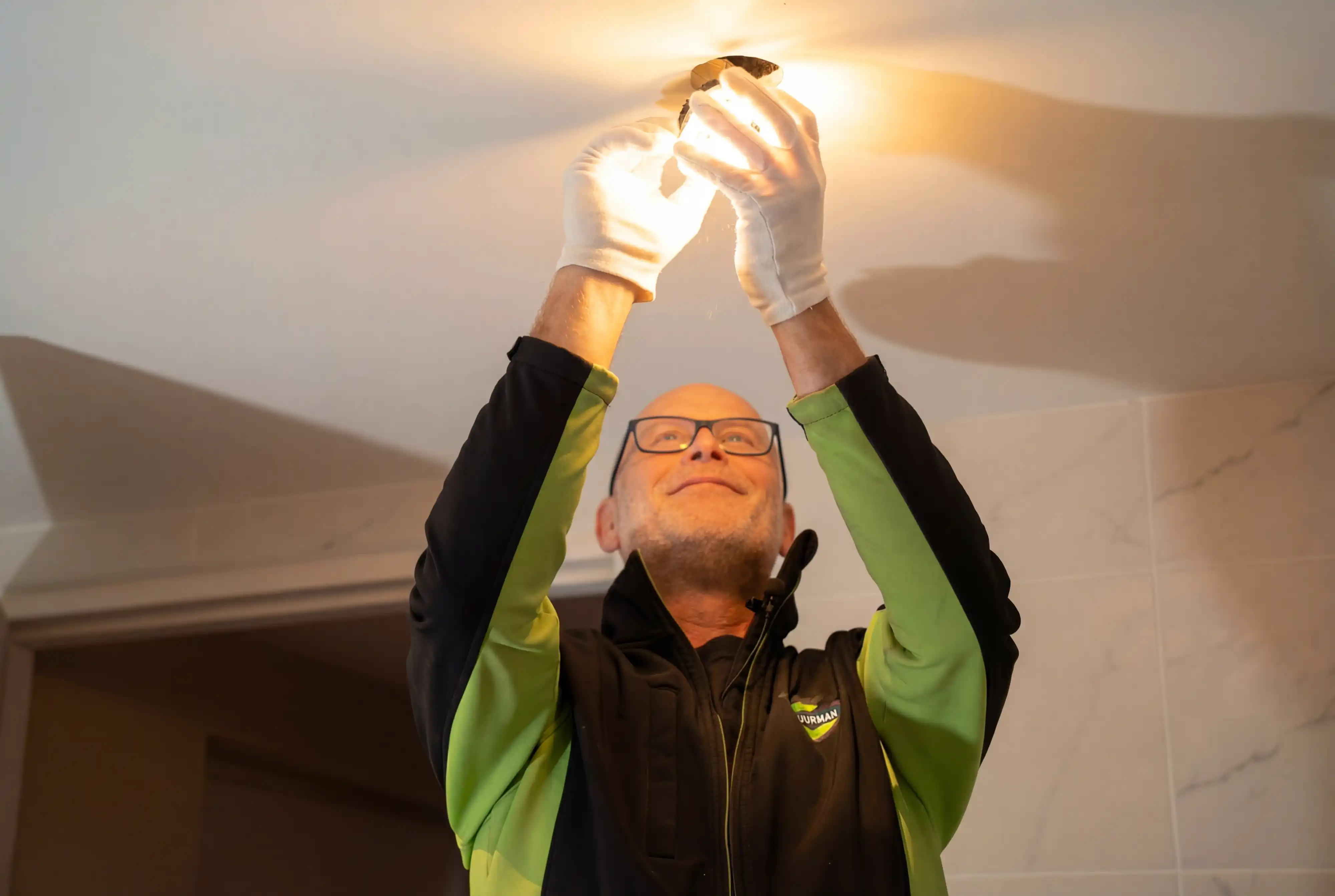 Wie installiere ich einen LED-Einbaustrahler?