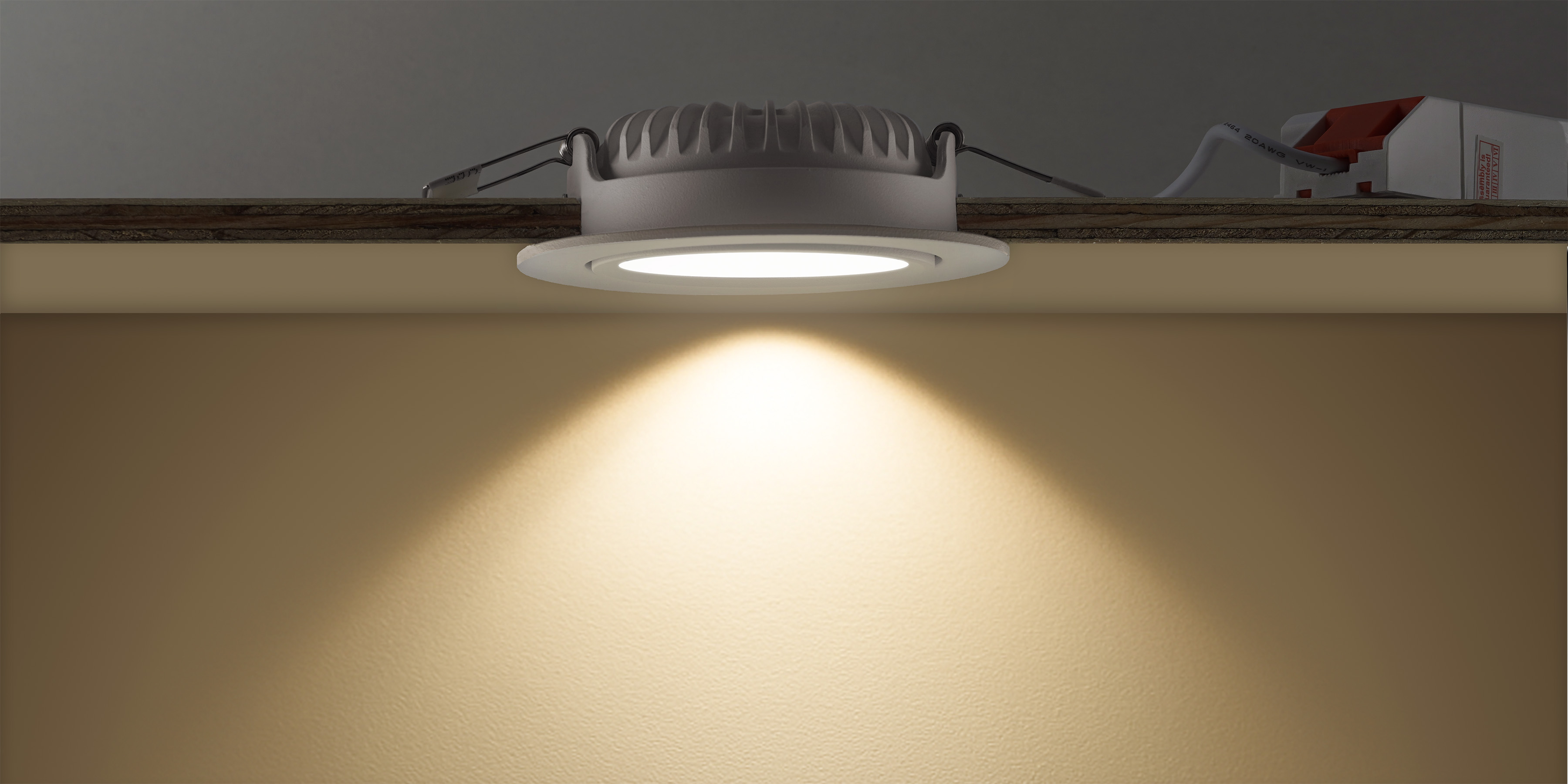 Grosser LED Einbaustrahler mit geringer Einbautiefe und breitem Lichtkegel