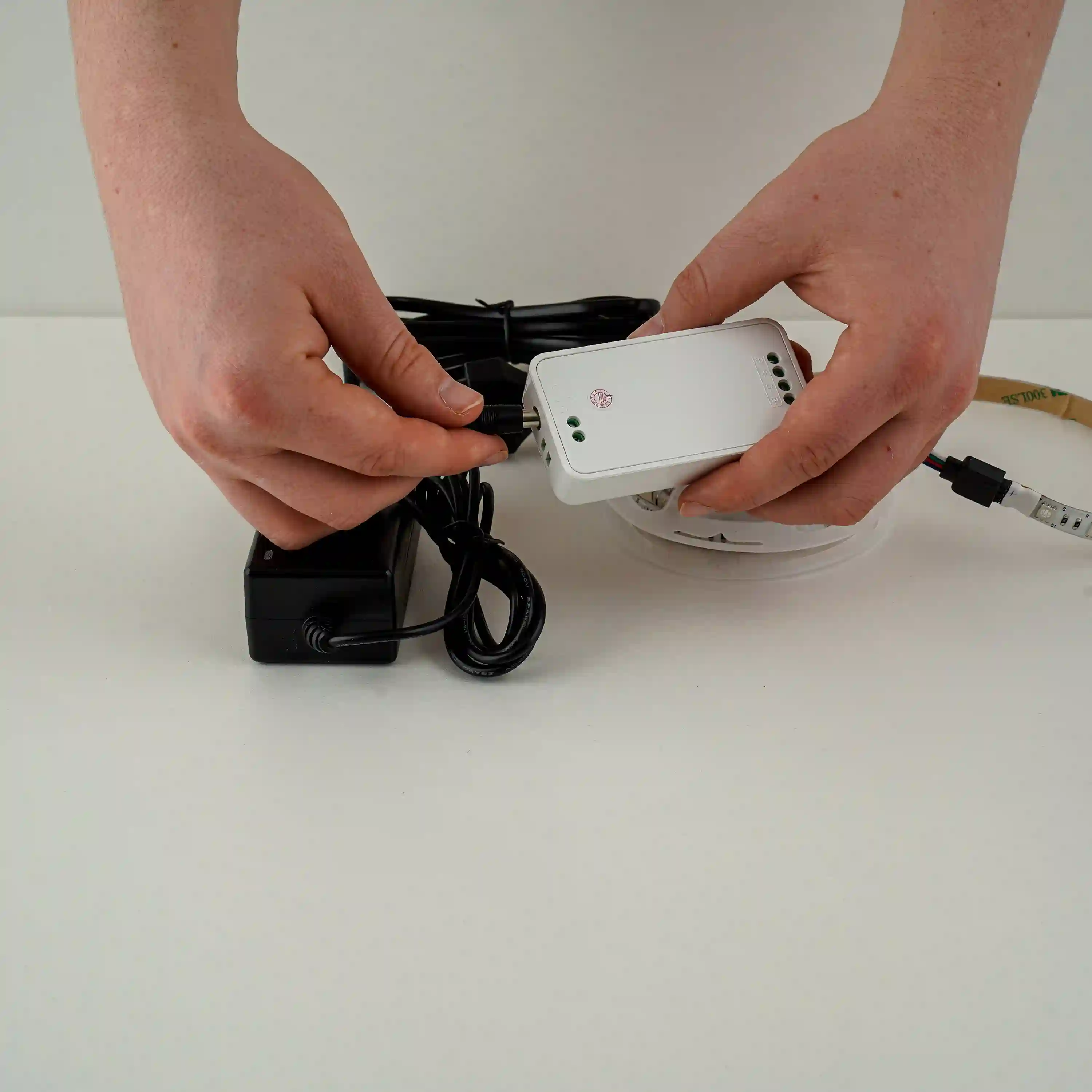 Netzteil an LED-Streifen Controller anschliessen fuer sichere Stromversorgung der LED Beleuchtung