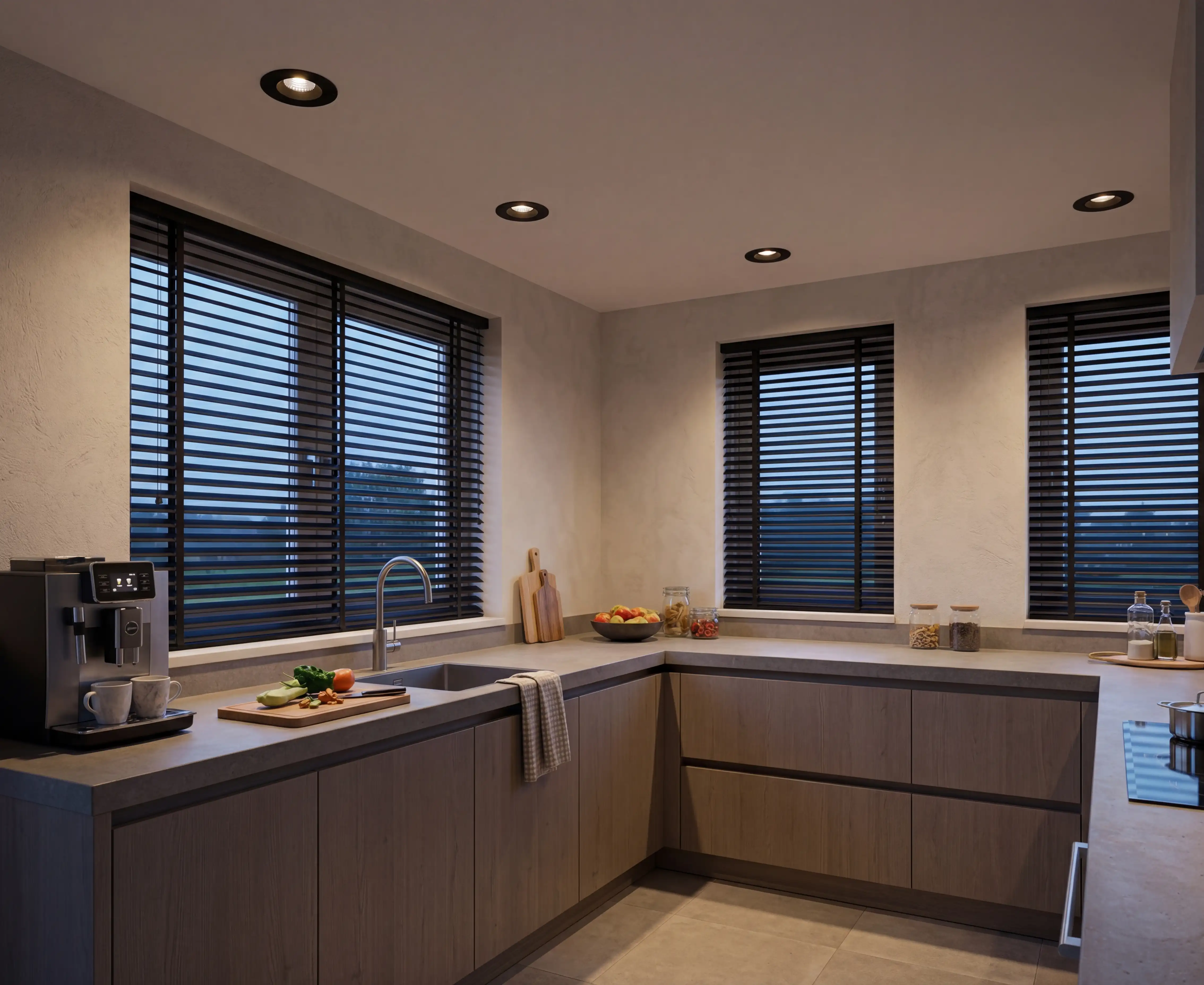 Moderne Kueche mit fuenf schwarzen Einbauspots an der Decke, warmem Licht und flacher grosser Spot-Optik