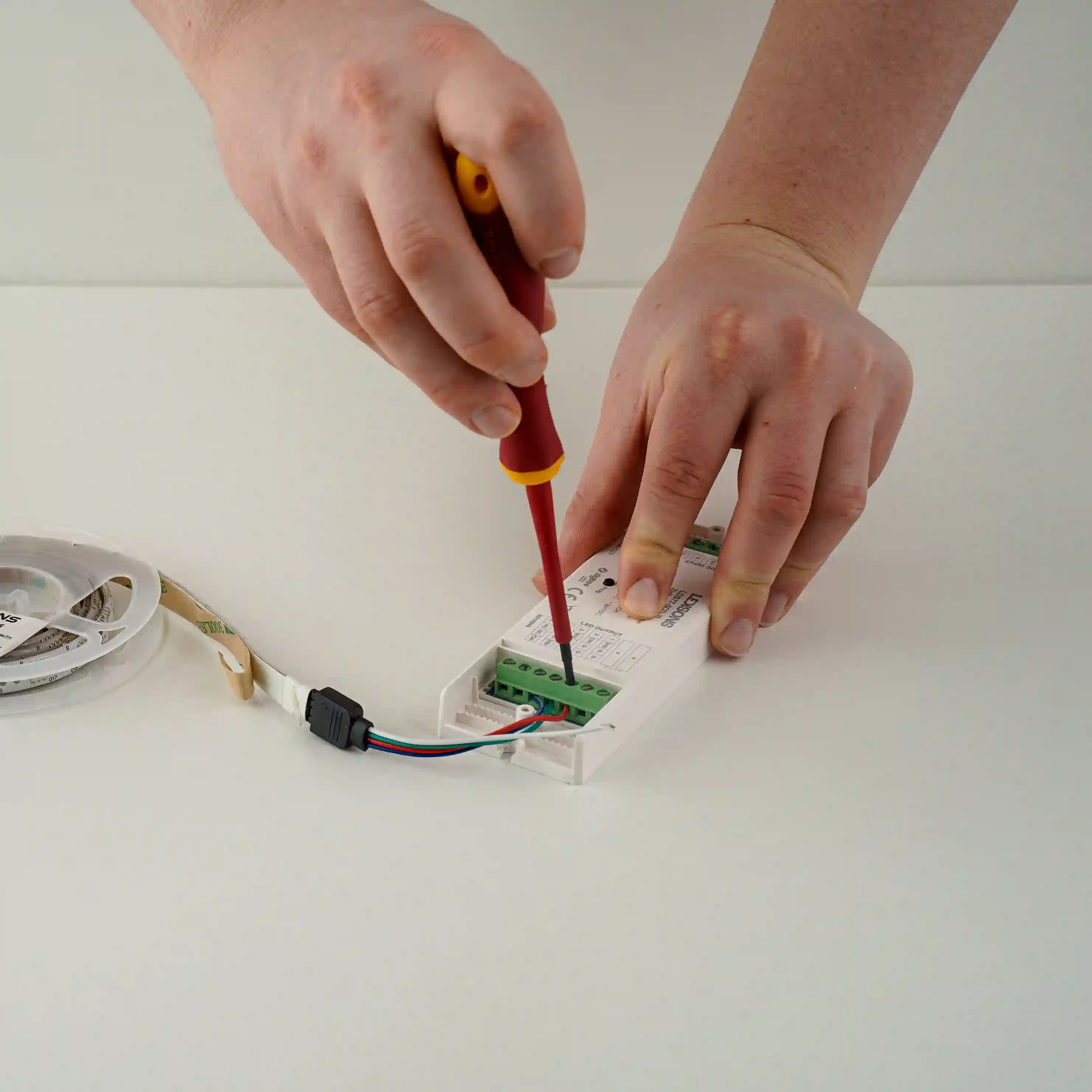 LED-Streifen an Controller anschliessen mit passenden Verbindungskabeln und Steckverbindern fuer einfache Installation