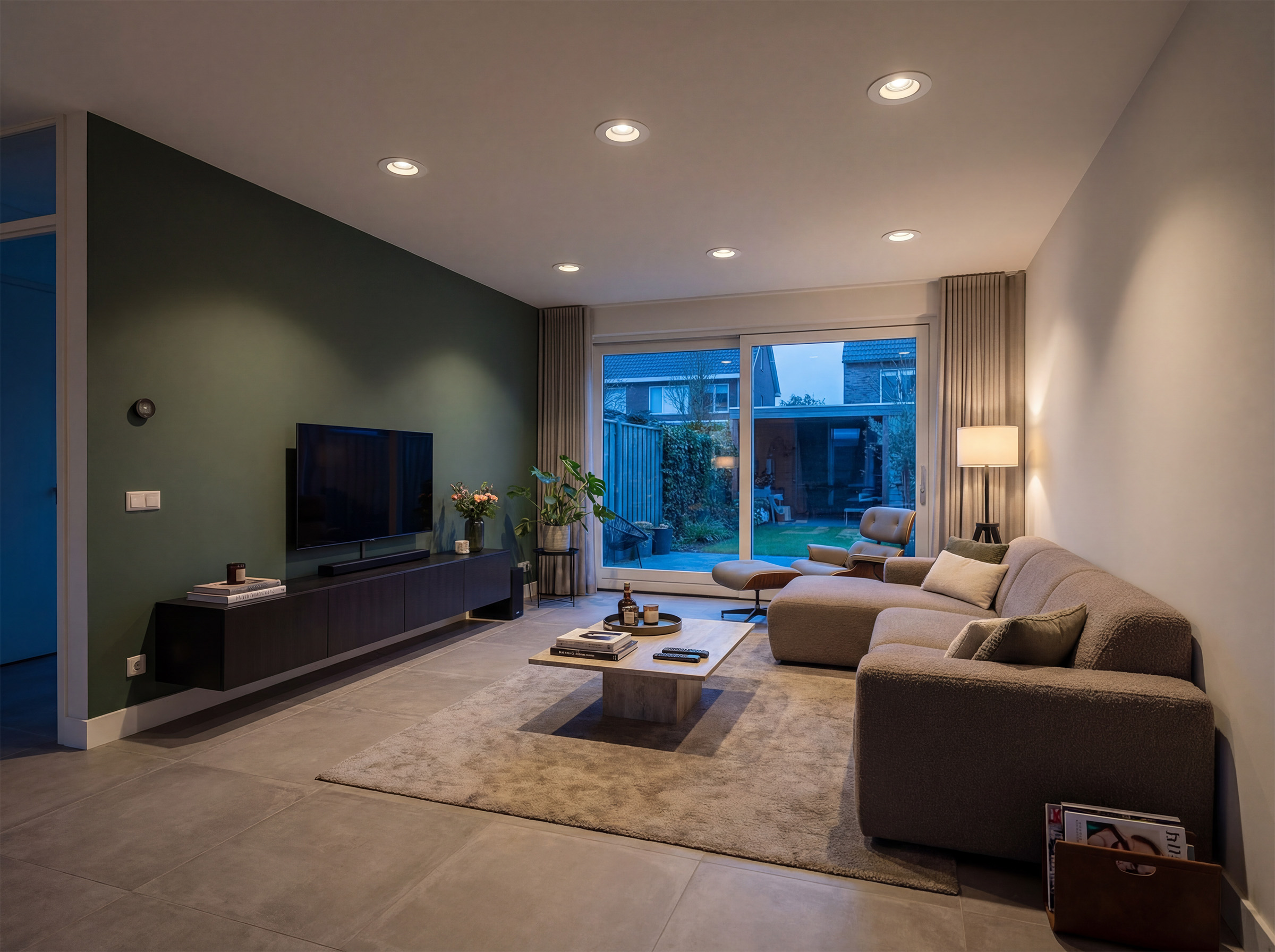 Wohnzimmer mit grossen LED Einbaustrahlern in der Decke fuer gleichmaessige Beleuchtung