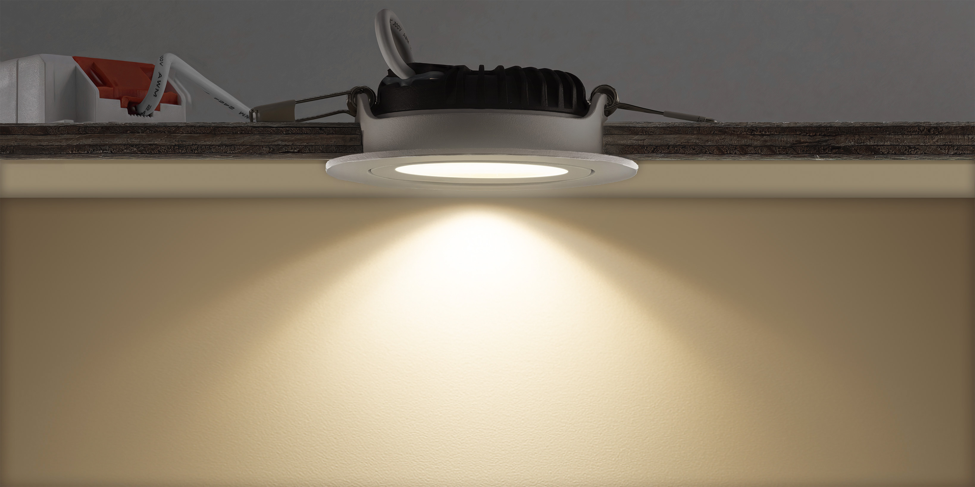 LED-Einbauspot Vivaro installiert in der Decke mit sehr geringer Einbautiefe von 23 mm und warmem Lichtbild