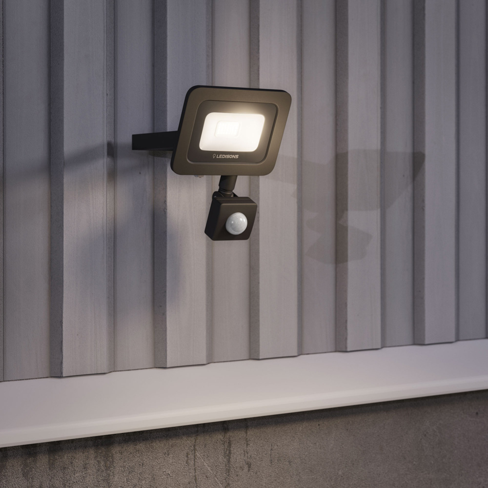 Outdoor_Wall_Scene_6_Cavona_20W_CloseUp.jpg Outdoor_Wall_Scene_6_Cavona_20W_CloseUp.jpg