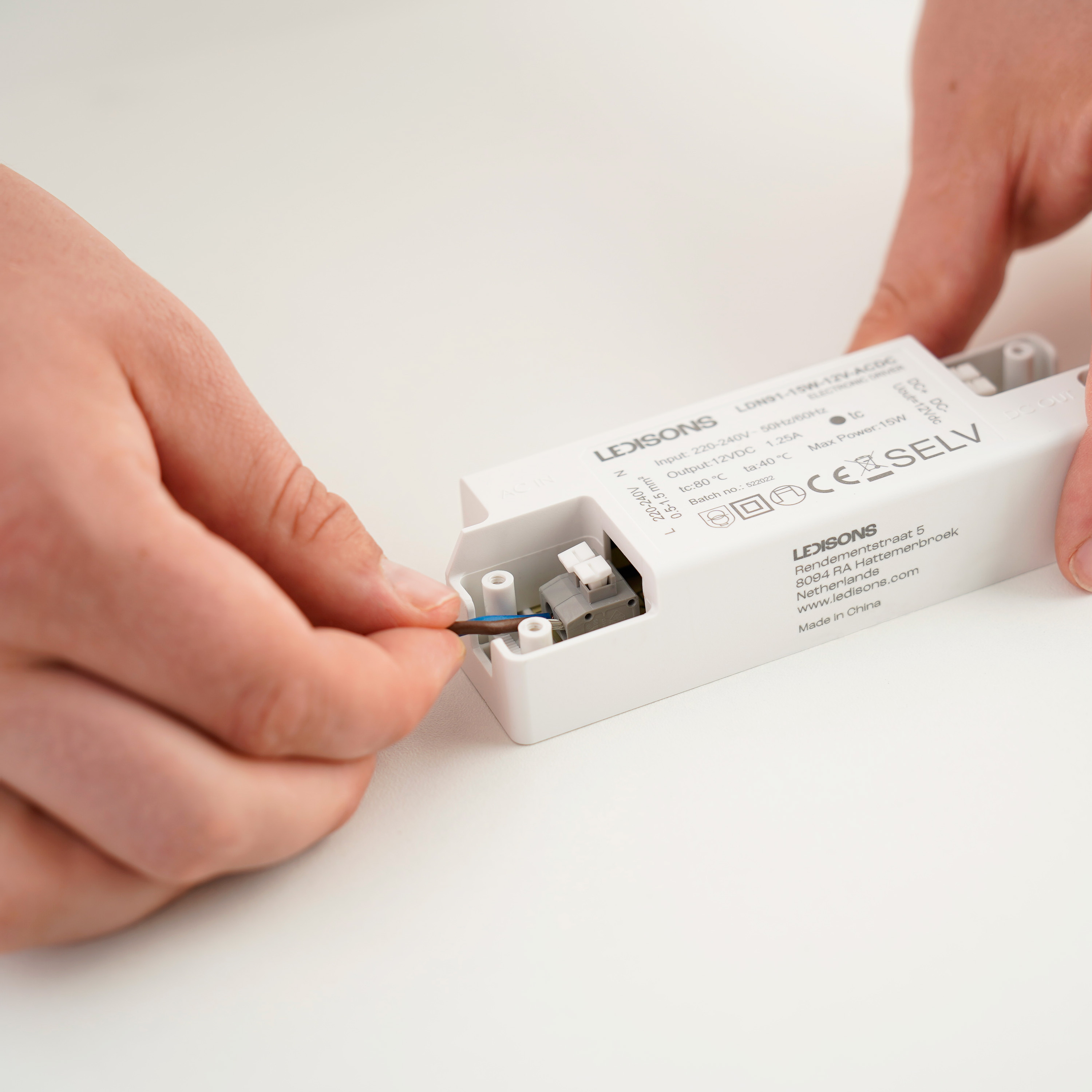 Stromkabel an LED Netzteil anschliessen fuer sichere Stromversorgung von LED Beleuchtung