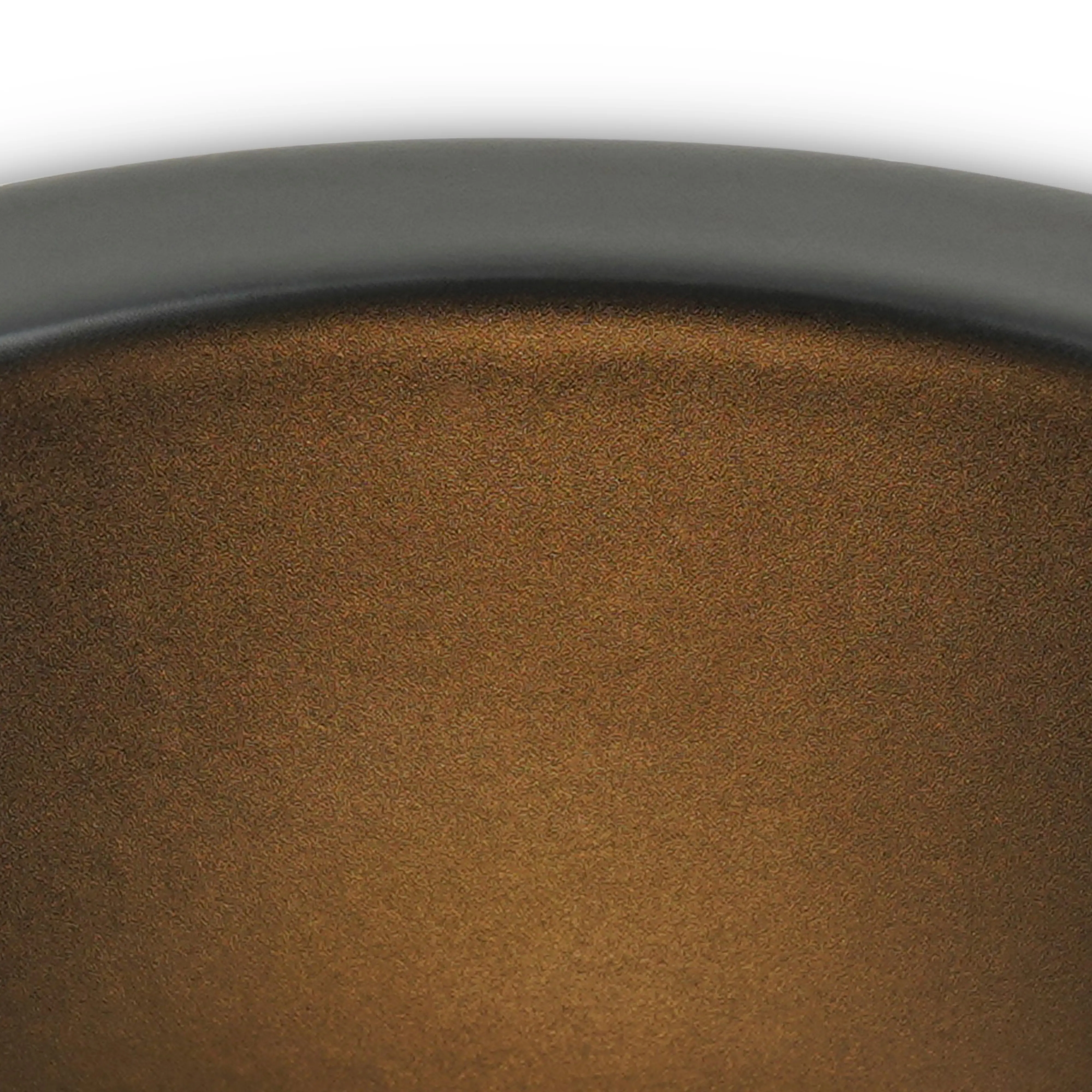 Schwarze tief eingelassene Einbauleuchte mit warmer Metalloptik innen und edler Verarbeitung fuer stilvolle Decken.