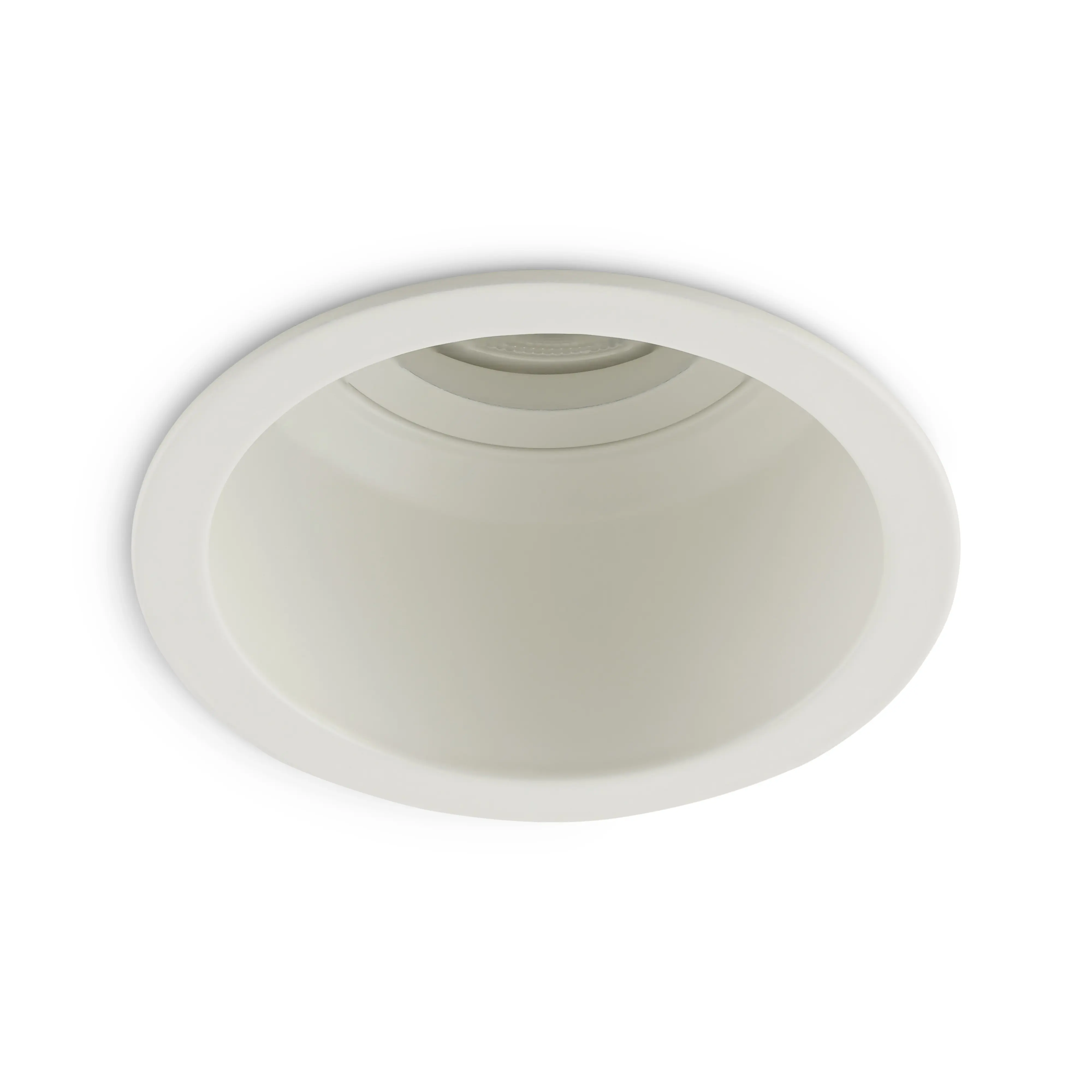 Weisse tief eingelassene Deckenleuchte fuer GU10 Lampen ohne Leuchtmittel mit ruhiger Optik in modernen Raeumen.