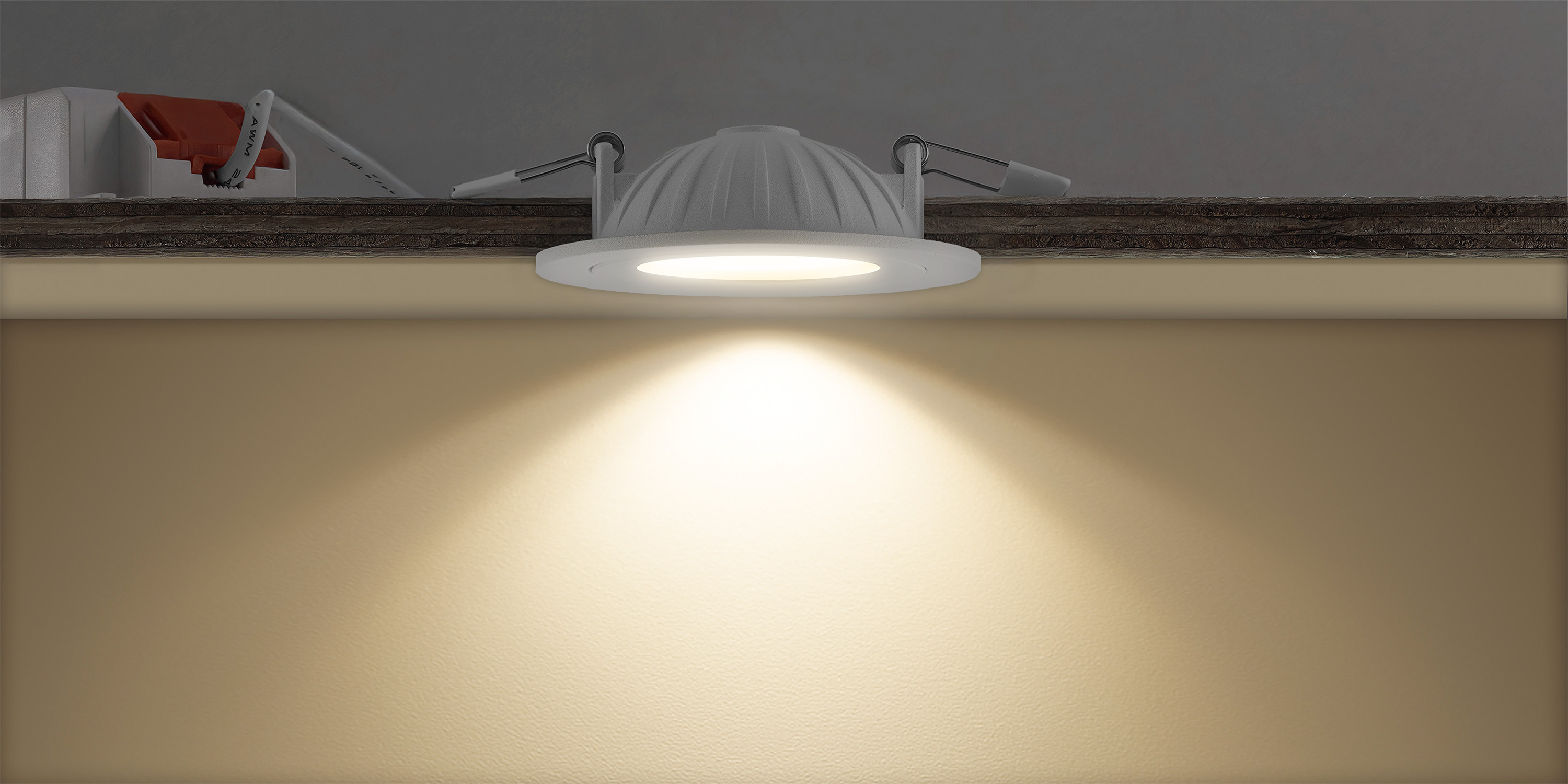 LED Einbaustrahler in der Decke mit warmem Lichtkegel fuer gleichmaessige und angenehme Beleuchtung