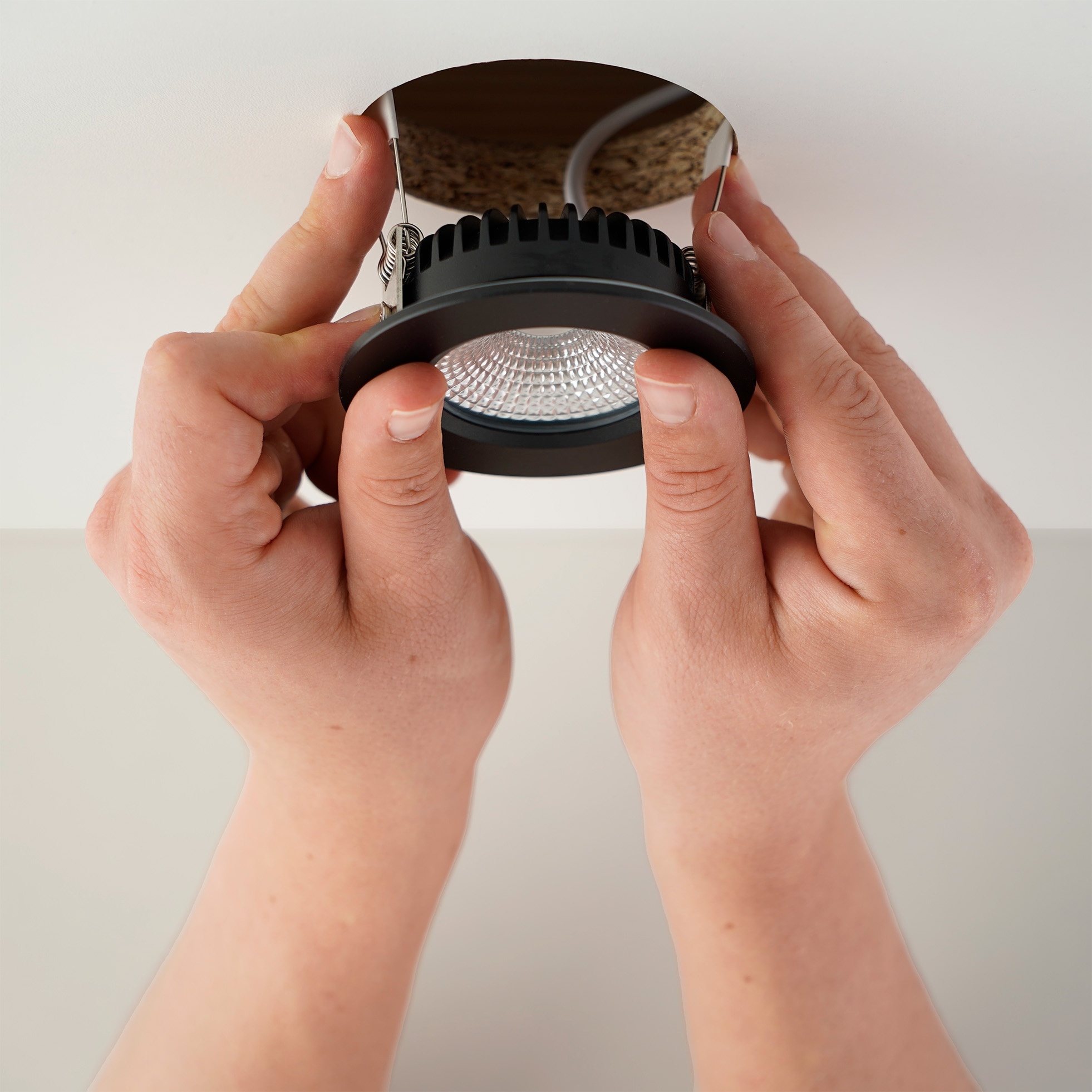 Wasserdichter LED Einbaustrahler wird in die Decke eingesetzt fuer sichere Installation