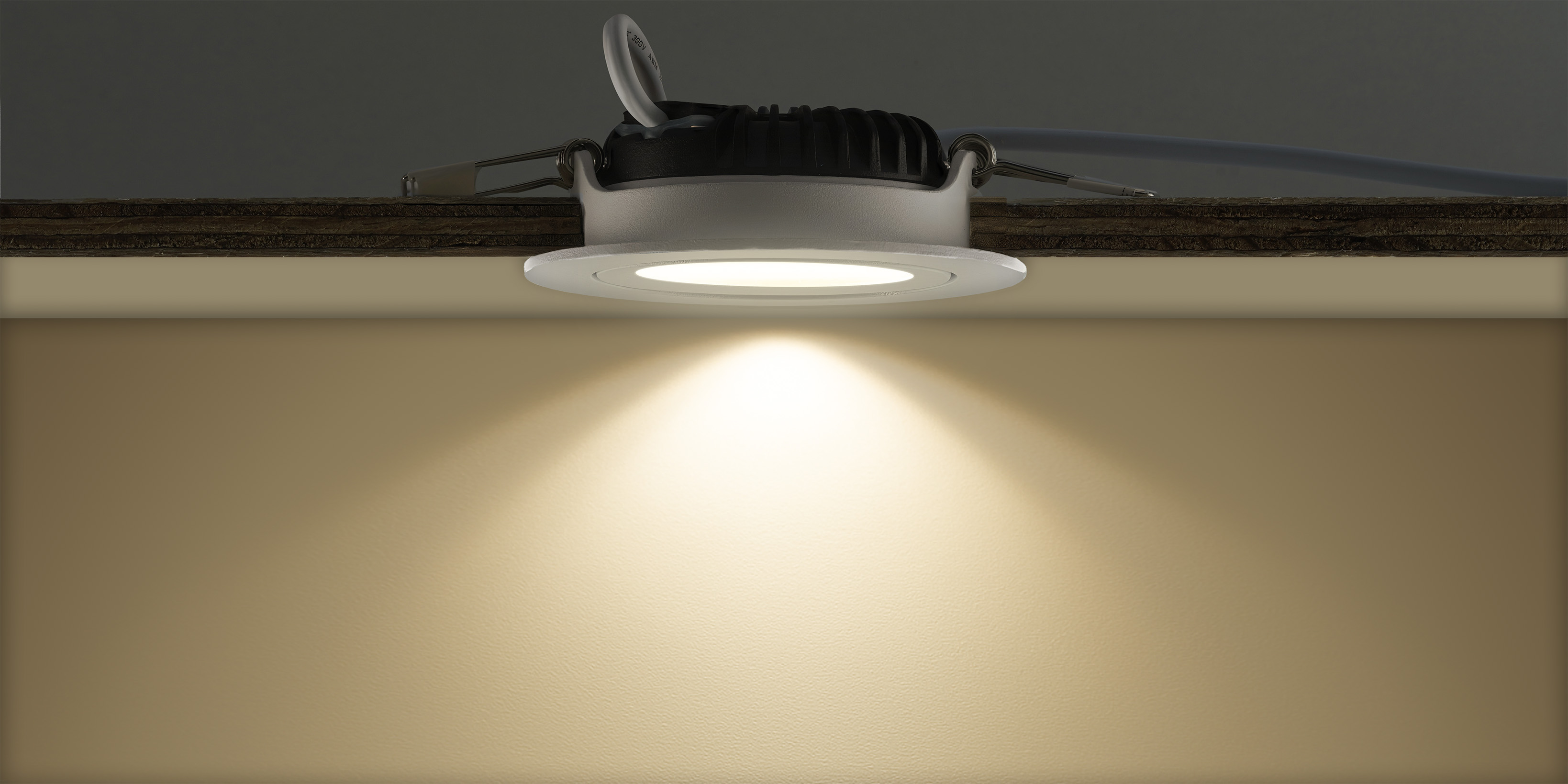 Flacher LED Einbaustrahler Vivaro mit integriertem Treiber und gerichtetem Lichtkegel