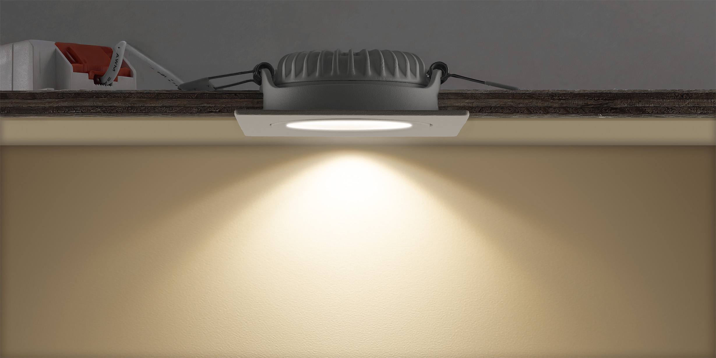 Quadratischer LED Einbaustrahler mit breitem Lichtkegel fuer gleichmaessige Beleuchtung