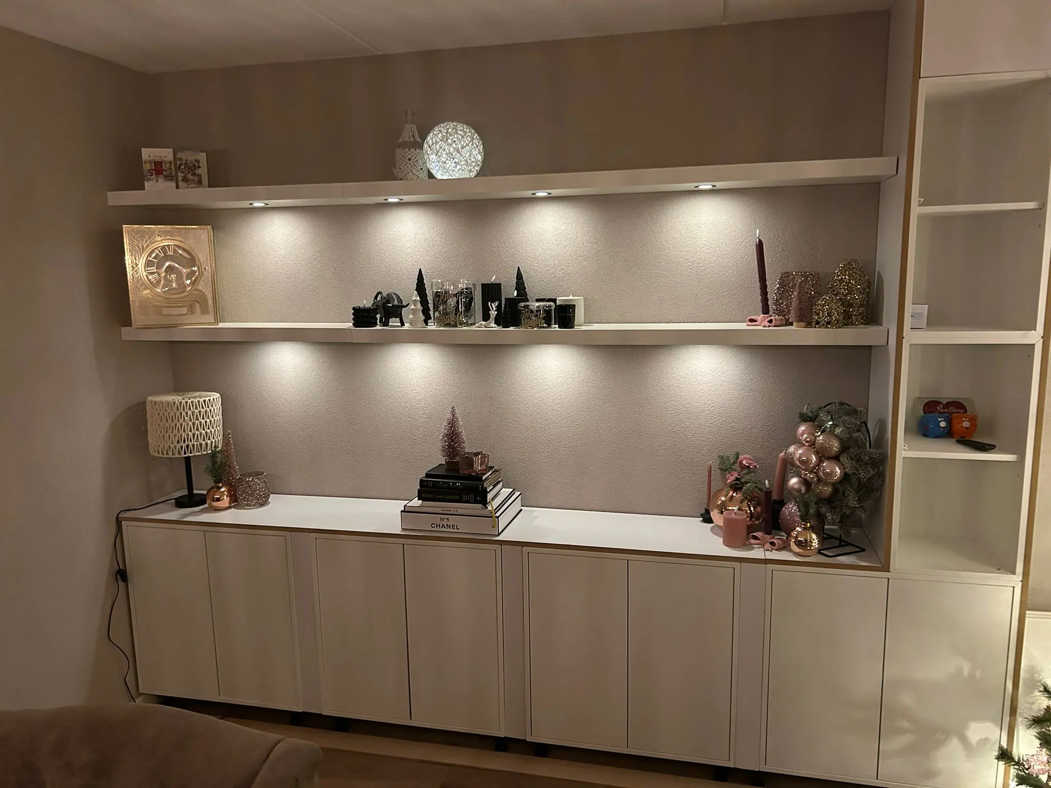 Wandmoebel mit flachen LED Einbauspots unter dem Regal die Dekoration dezent und warm beleuchten