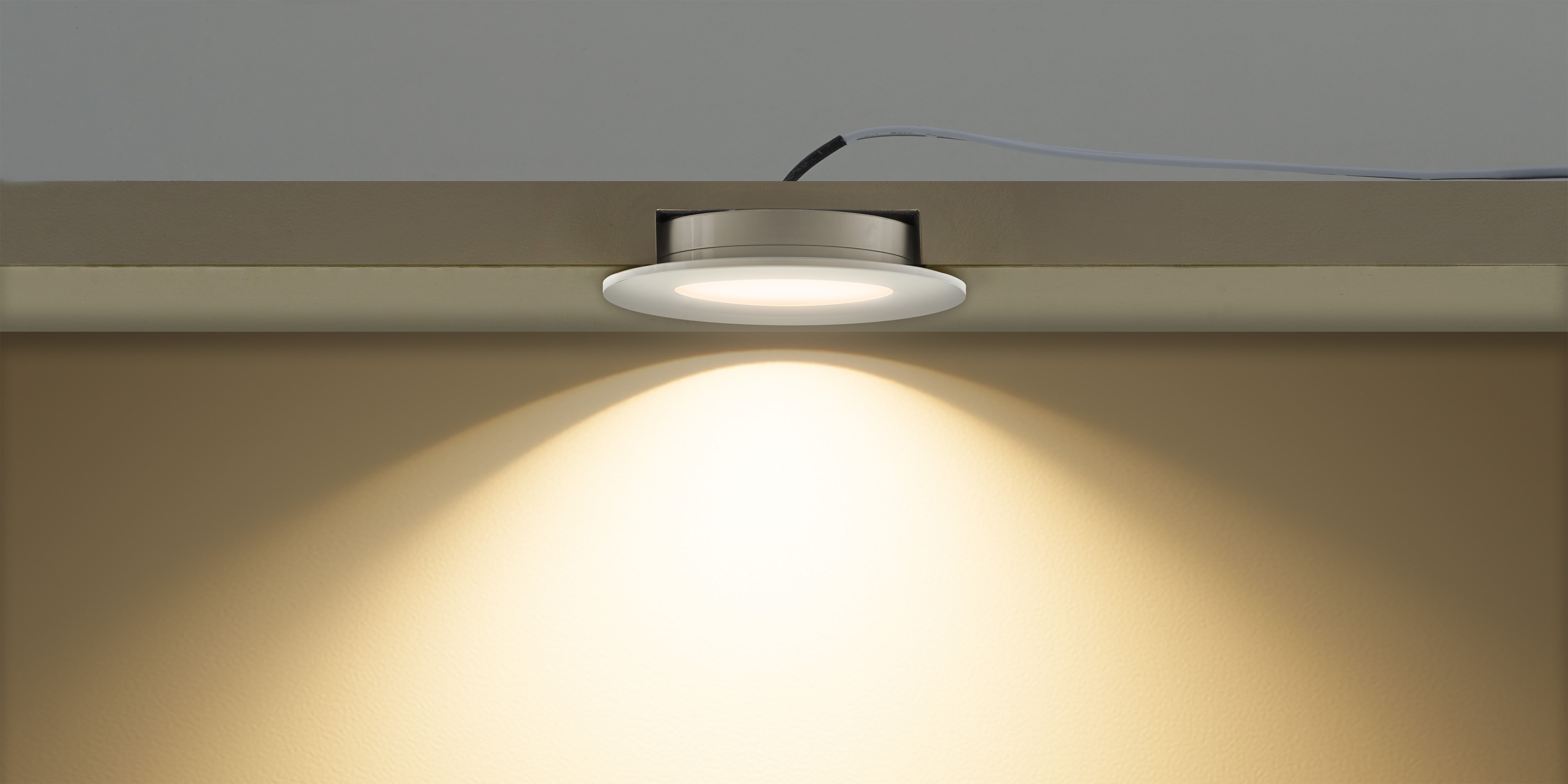 Mini LED Einbaustrahler mit schmalem Lichtkegel fuer gezielte Beleuchtung nach unten