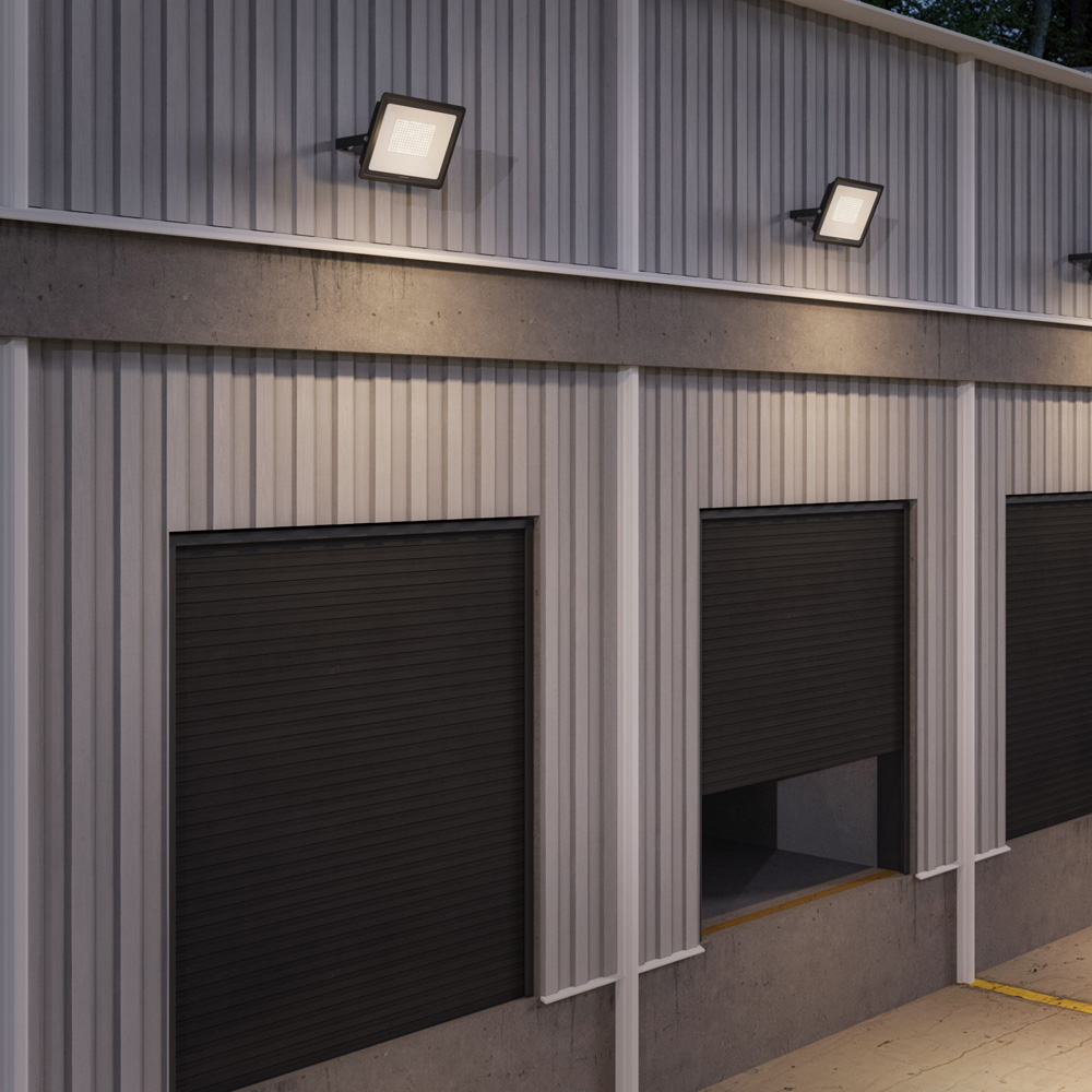 Outdoor_Wall_Scene_6_Karvan_150W.jpg, industrial gebouw, opslagfaciliteit, rolschuif, metalen bekleding, buitenverlichting