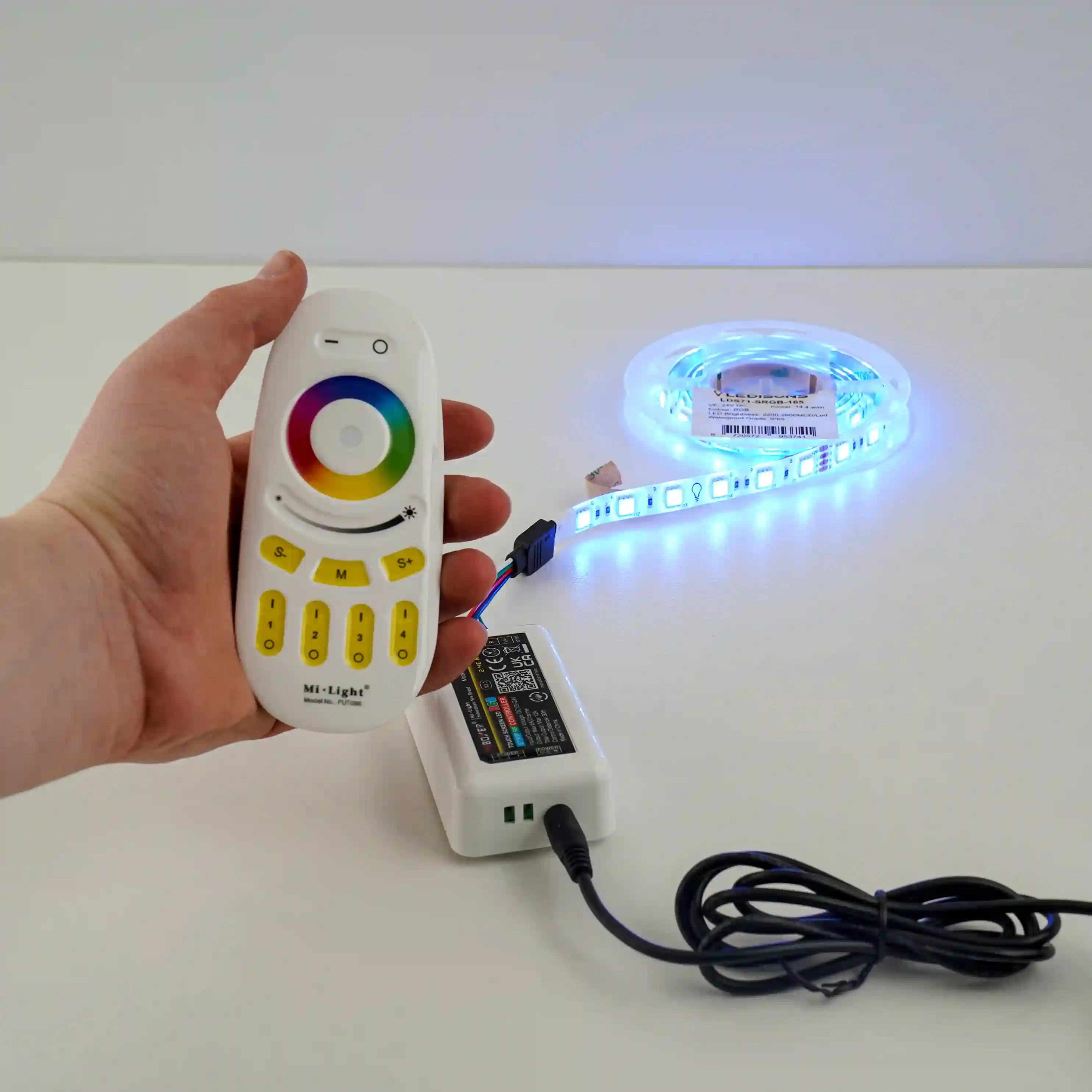 RGB LED-Streifen mit Fernbedienung und Controller zur einfachen Einstellung von Farbe und Helligkeit