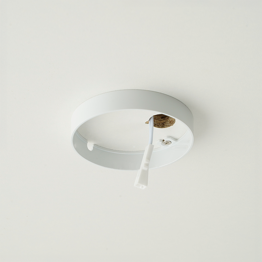 Stromkabel aus der Decke mit Montageplatte fuer eine Mini LED Aufbauleuchte