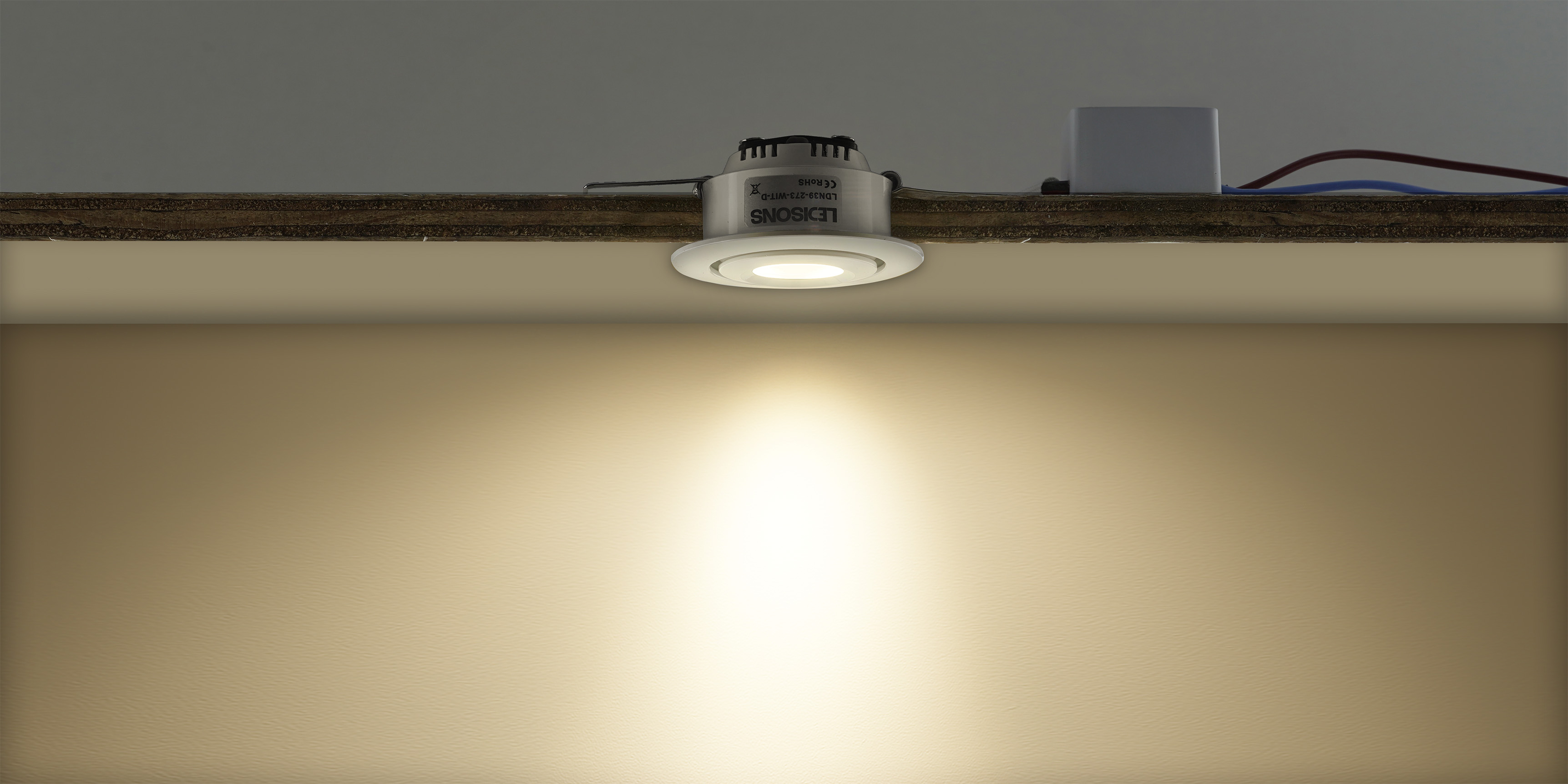 Kleiner LED Einbaustrahler mit schmalem Lichtkegel fuer gezielte Beleuchtung nach unten