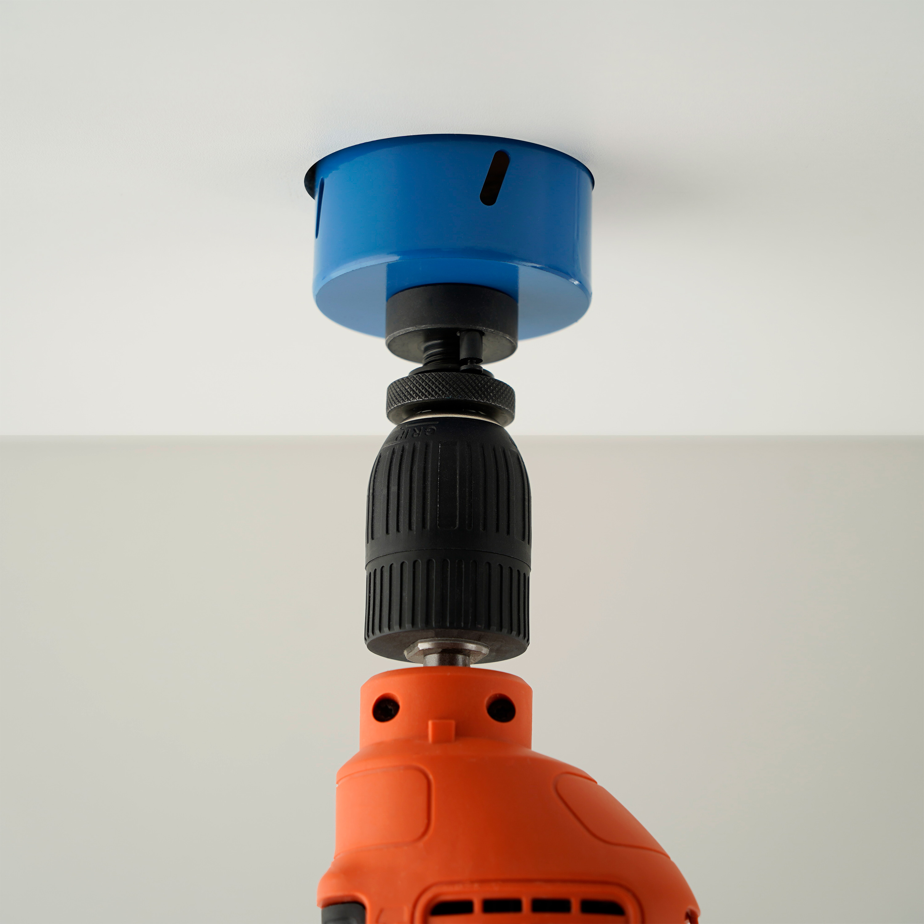 Installation des LED-Einbauspots Vivaro Schritt 1: Loch mit 75 mm Durchmesser für die Deckenmontage sägen